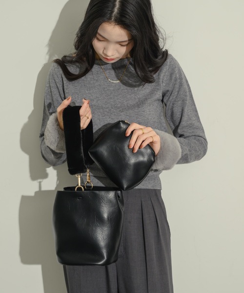 NEUNA(ヌナ)の「【ポーチ付き!】ファーショルダーバケットバッグ(ショルダーバッグ・レディース・ブラウン/カーキ/ブラック・FREE)」の14枚目の写真