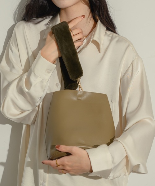 NEUNA(ヌナ)の「【ポーチ付き!】ファーショルダーバケットバッグ(ショルダーバッグ・レディース・ブラウン/カーキ/ブラック・FREE)」の5枚目の写真