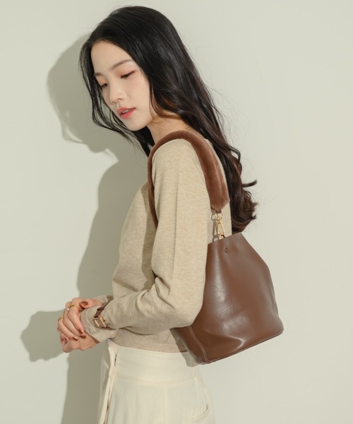 NEUNA(ヌナ)の「【ポーチ付き!】ファーショルダーバケットバッグ(ショルダーバッグ・レディース・ブラウン/カーキ/ブラック・FREE)」の18枚目の写真