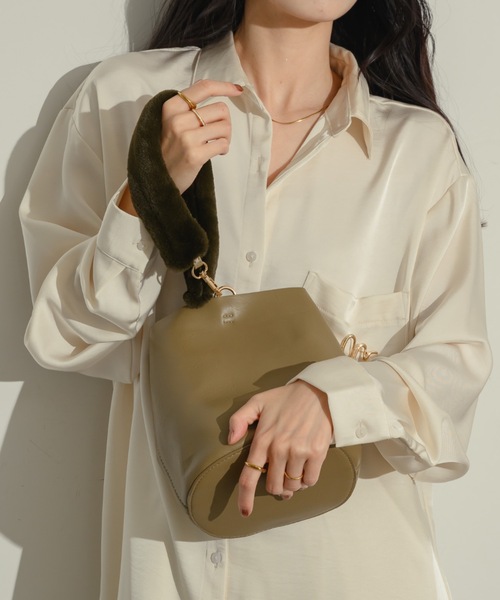 NEUNA(ヌナ)の「【ポーチ付き!】ファーショルダーバケットバッグ(ショルダーバッグ・レディース・ブラウン/カーキ/ブラック・FREE)」の8枚目の写真