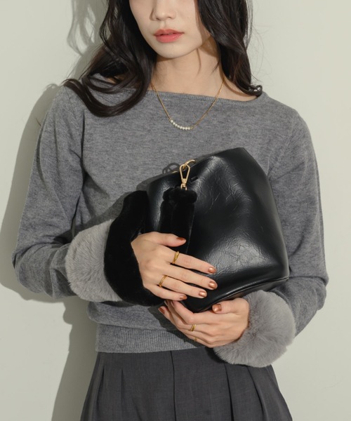 NEUNA(ヌナ)の「【ポーチ付き!】ファーショルダーバケットバッグ(ショルダーバッグ・レディース・ブラウン/カーキ/ブラック・FREE)」の16枚目の写真
