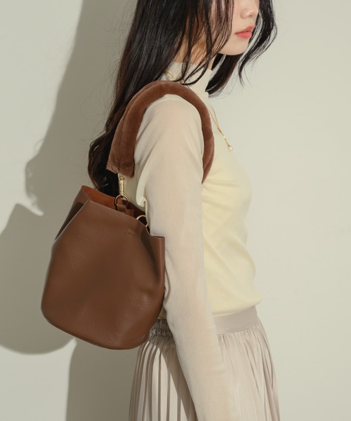 NEUNA(ヌナ)の「【ポーチ付き!】ファーショルダーバケットバッグ(ショルダーバッグ・レディース・ブラウン/カーキ/ブラック・FREE)」の17枚目の写真