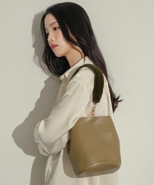 NEUNA(ヌナ)の「【ポーチ付き!】ファーショルダーバケットバッグ(ショルダーバッグ・レディース・ブラウン/カーキ/ブラック・FREE)」の6枚目の写真