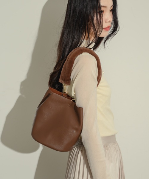 NEUNA(ヌナ)の「【ポーチ付き!】ファーショルダーバケットバッグ(ショルダーバッグ・レディース・ブラウン/カーキ/ブラック・FREE)」の20枚目の写真