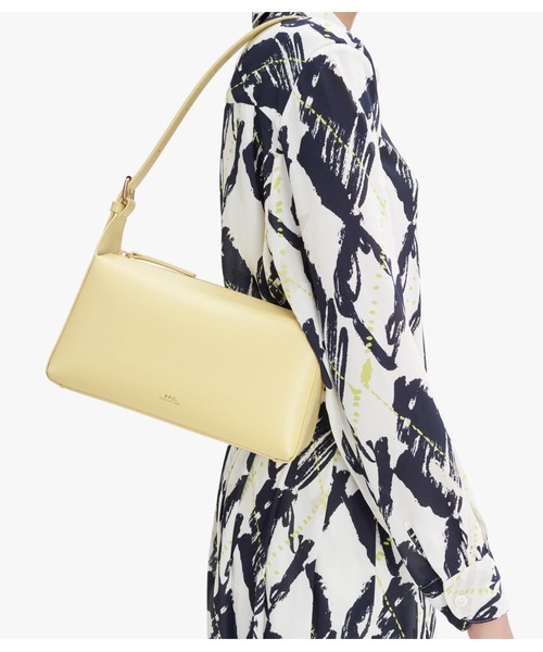 A.P.C.（アーペーセー）の「SAC VIRGINIE BAGUETTE（ショルダーバッグ・レディース・イエロー系その他・ONESIZE）」の5枚目の写真
