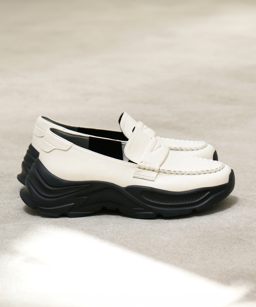 Au BANNISTER(オゥバニスター)の「【軽量/厚底】ローファーモチーフスニーカー(ローファー・レディース・アイボリー/ブラック/シルバー・LL/S/M/L)」の2枚目の写真