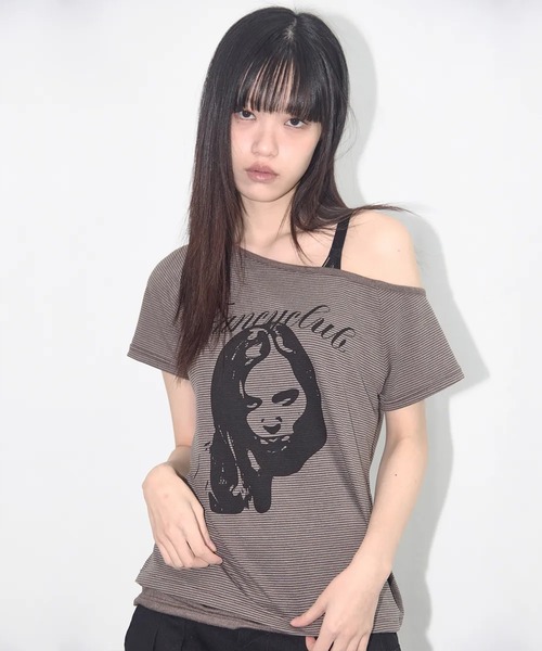 FANCY CLUB（ファンシークラブ）の「A'GEM/9 × .kom 『 FANCY CLUB/ファンシークラブ』 MYSTIC ONE-SHOULDER TEE/ミスティック ワンショルダー TEE（Tシャツ/カットソー・レディース・ブラック/ブラウン・FREE）」の2枚目の写真