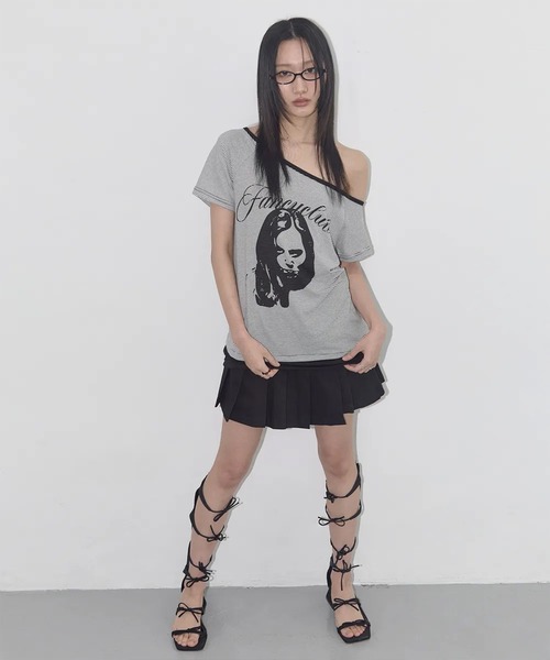 FANCY CLUB（ファンシークラブ）の「A'GEM/9 × .kom 『 FANCY CLUB/ファンシークラブ』 MYSTIC ONE-SHOULDER TEE/ミスティック ワンショルダー TEE（Tシャツ/カットソー・レディース・ブラック/ブラウン・FREE）」の4枚目の写真