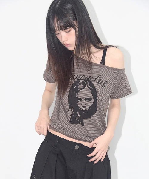 FANCY CLUB（ファンシークラブ）の「A'GEM/9 × .kom 『 FANCY CLUB/ファンシークラブ』 MYSTIC ONE-SHOULDER TEE/ミスティック ワンショルダー TEE（Tシャツ/カットソー・レディース・ブラック/ブラウン・FREE）」の5枚目の写真