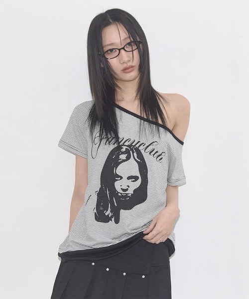 FANCY CLUB（ファンシークラブ）の「A'GEM/9 × .kom 『 FANCY CLUB/ファンシークラブ』 MYSTIC ONE-SHOULDER TEE/ミスティック ワンショルダー TEE（Tシャツ/カットソー・レディース・ブラック/ブラウン・FREE）」の3枚目の写真