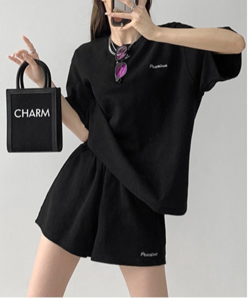 gossip!ロサンゼルス(ゴシップロサンゼルス)の「ビッグシルエットクルースウェット半袖Tシャツ&スウェットショートパンツ ルームウェア セットアップ(ルームウェア/パジャマ・レディース・グレー/ブラック/ベージュ/ブルー/ライトグレー/ネイビー・XL/M/L)」の12枚目の写真
