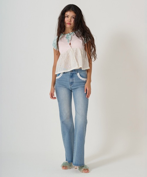 TINA：JOJUN（ティーナジョジュン）の「レース付き フレアデニムパンツ TINA：JOJUN（デニムパンツ・レディース・ブルー・S/M）」の2枚目の写真