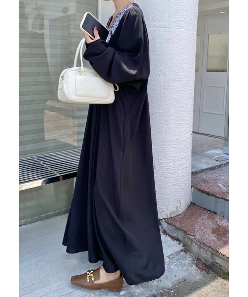 FAVORITO(ファヴォリート)の「Vネック刺繍ポケット付き長袖ワンピース(ワンピース・レディース・アイボリー/ブラック/ベージュ・F)」の6枚目の写真