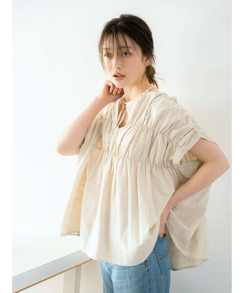 Ungrid(アングリッド)の「リネン混ギャザーノースリブラウス(シャツ/ブラウス・レディース・アイボリー/レッド/ブルー・FREE)」の4枚目の写真