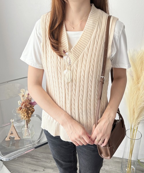 Amulet(アミュレット)の「そのまま着てもレイヤードしても◎オールシーズン活躍♪ ケーブルニットベスト(ベスト・レディース・アイボリー/ブラック/ベージュ/グレー・FREE)」の6枚目の写真