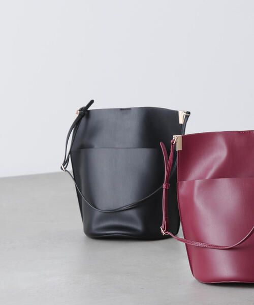 NATURAL BEAUTY BASIC（ナチュラルビューティーベーシック）の「◇ナローストラップバケットバッグ（ショルダーバッグ・レディース・ブラック/ワイン・ﾌﾘ-）」の5枚目の写真