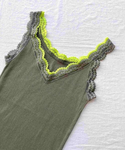 Q（キュー）の「バイカラーテレコタンク（タンクトップ・レディース・チャコールグレー/ライトグレー/マスタード/オリーブ/ネイビー/バーガンディー・MEDIUM）」の4枚目の写真