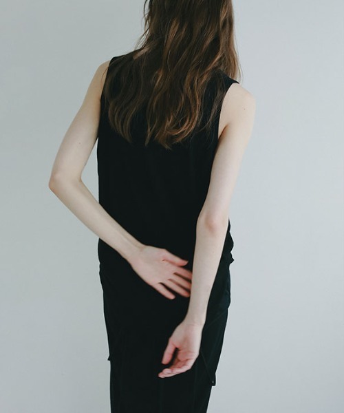 ETRE TOKYOヘンリーネックエアリータンクトップ ブラック ETRE TOKYO - ヘンリーネックエアリータンクトップ BLACK
