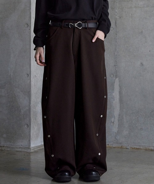 SERACE（セラス）の「【SERACE】Wide drape TR studs curve slacks / ワイドドレープTRスタッズカーブスラックス（スラックス・メンズ・チャコールグレー/ブラック/ホワイト/ダークブラウン・S/L/M）」の4枚目の写真