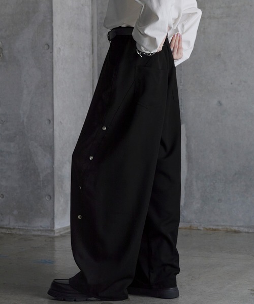 SERACE（セラス）の「【SERACE】Wide drape TR studs curve slacks / ワイドドレープTRスタッズカーブスラックス（スラックス・メンズ・チャコールグレー/ブラック/ホワイト/ダークブラウン・S/L/M）」の17枚目の写真