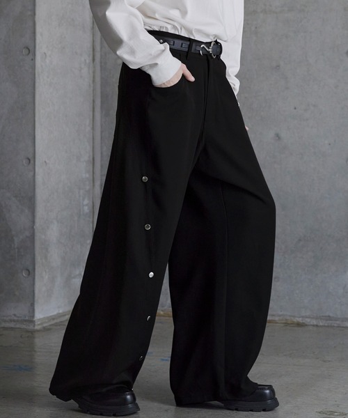 SERACE（セラス）の「【SERACE】Wide drape TR studs curve slacks / ワイドドレープTRスタッズカーブスラックス（スラックス・メンズ・チャコールグレー/ブラック/ホワイト/ダークブラウン・S/L/M）」の19枚目の写真