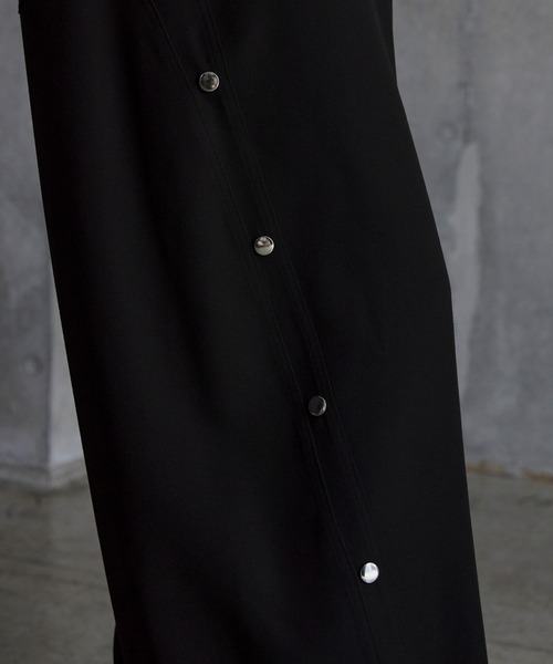 SERACE（セラス）の「【SERACE】Wide drape TR studs curve slacks / ワイドドレープTRスタッズカーブスラックス（スラックス・メンズ・チャコールグレー/ブラック/ホワイト/ダークブラウン・S/L/M）」の9枚目の写真