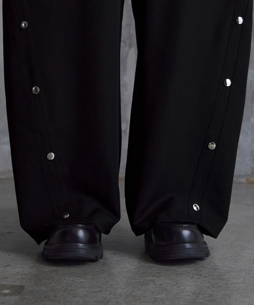 SERACE（セラス）の「【SERACE】Wide drape TR studs curve slacks / ワイドドレープTRスタッズカーブスラックス（スラックス・メンズ・チャコールグレー/ブラック/ホワイト/ダークブラウン・S/L/M）」の10枚目の写真