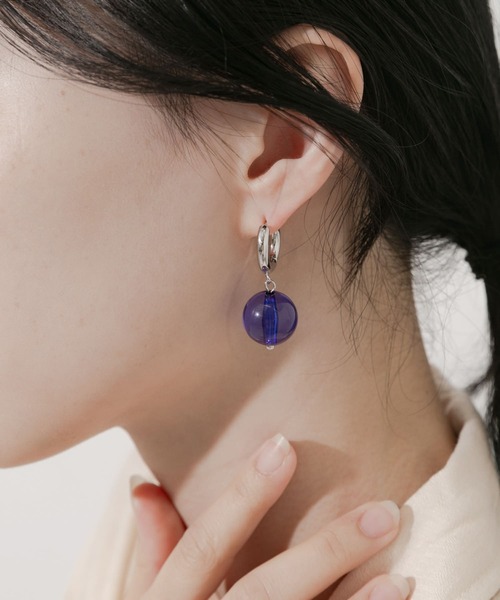 SMELLY（スメリー）の「カラーボールフープピアス（ピアス（両耳用）・レディース・ブルー系その他・-）」の4枚目の写真