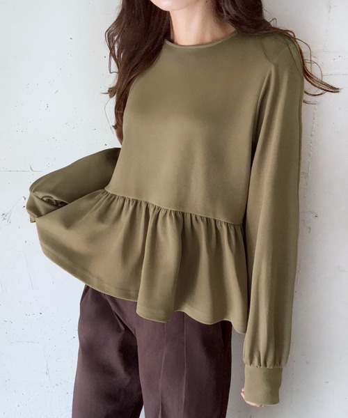 LAUIR(ラウアー)の「裾フリルプルオーバー(スウェット・レディース・アイボリー/ブラック/ダークベージュ・X-LARGE/LARGE/MEDIUM)」の3枚目の写真