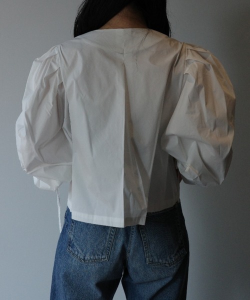 MANOF(マノフ)の「MANOF DRAWSTRING SLEEVE SHORT BLOUSE(シャツ/ブラウス・レディース・ブラック/ホワイト・SMALL/MEDIUM)」の3枚目の写真