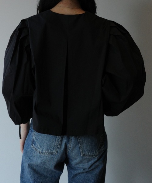 MANOF(マノフ)の「MANOF DRAWSTRING SLEEVE SHORT BLOUSE(シャツ/ブラウス・レディース・ブラック/ホワイト・SMALL/MEDIUM)」の4枚目の写真