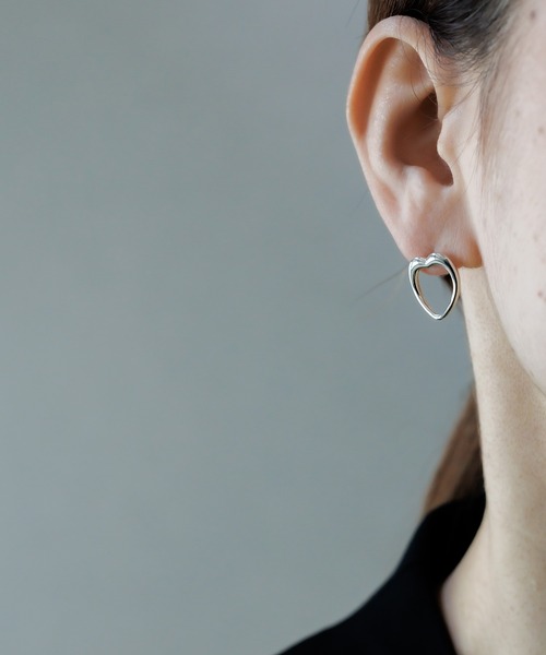 ISOLATION（アイソレーション）の「【ISOLATION / アイソレーション】Silver925 Heart Curve Pierce /ハートカーブピアス　シルバー925（ピアス（両耳用）・レディース・シルバー・FREE）」の2枚目の写真