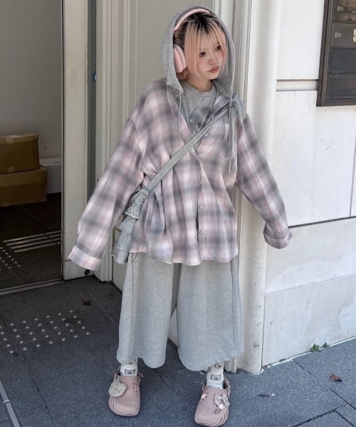 Never mind the XU / Chikashitsu+（ネバーマインド ザ エックスユー / チカシツプラス）の「【nmtc+】sweat hooded check shirts / 【エヌエムティーシープラス】フード付き長袖チェックシャツ（シャツ/ブラウス・メンズ・グレー/ピンク・ONE SIZE）」の2枚目の写真