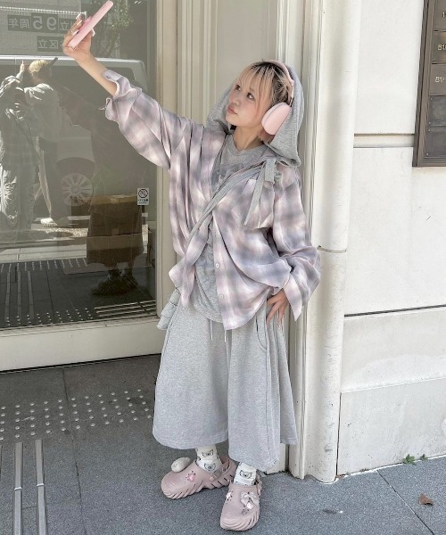 Never mind the XU / Chikashitsu+（ネバーマインド ザ エックスユー / チカシツプラス）の「【nmtc+】sweat hooded check shirts / 【エヌエムティーシープラス】フード付き長袖チェックシャツ（シャツ/ブラウス・メンズ・グレー/ピンク・ONE SIZE）」の9枚目の写真