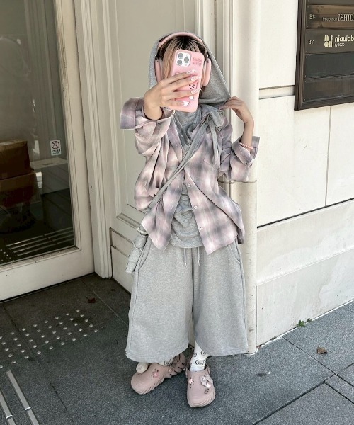 Never mind the XU / Chikashitsu+（ネバーマインド ザ エックスユー / チカシツプラス）の「【nmtc+】sweat hooded check shirts / 【エヌエムティーシープラス】フード付き長袖チェックシャツ（シャツ/ブラウス・メンズ・グレー/ピンク・ONE SIZE）」の8枚目の写真