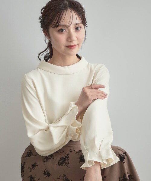 couture brooch(クチュールブローチ)の「【大人可愛い・通勤】ロールカラーバックリボンブラウス(シャツ/ブラウス・レディース・アイボリー/サンドベージュ/ブラック・40/38/42/36)」の2枚目の写真