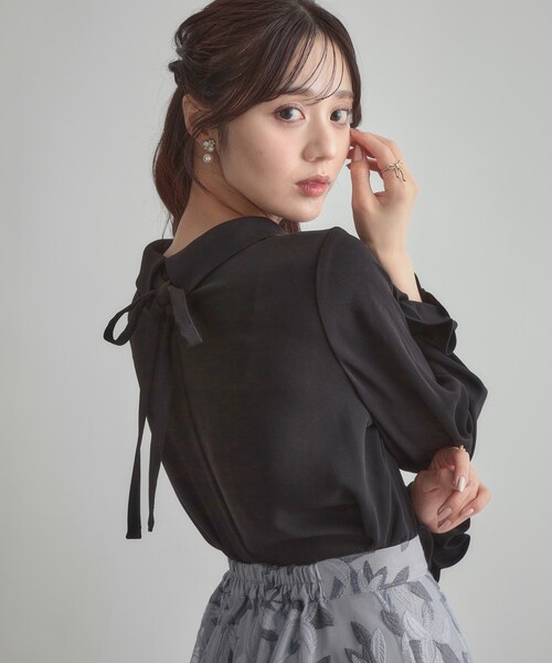 couture brooch(クチュールブローチ)の「【大人可愛い・通勤】ロールカラーバックリボンブラウス(シャツ/ブラウス・レディース・アイボリー/サンドベージュ/ブラック・40/38/42/36)」の1枚目の写真