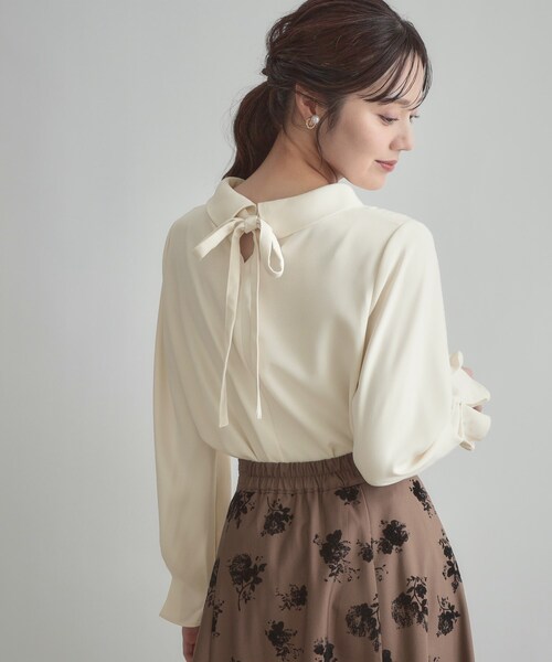 couture brooch(クチュールブローチ)の「【大人可愛い・通勤】ロールカラーバックリボンブラウス(シャツ/ブラウス・レディース・アイボリー/サンドベージュ/ブラック・40/38/42/36)」の4枚目の写真