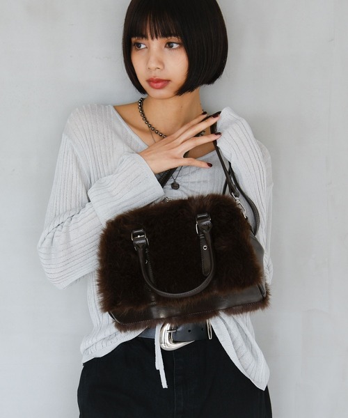 PAGEBOY(ページボーイ)の「フェイクファーボストンBAG【ハンド&ショルダー仕様】(ボストンバッグ・レディース・ブラック/ブラウン・FREE)」の6枚目の写真
