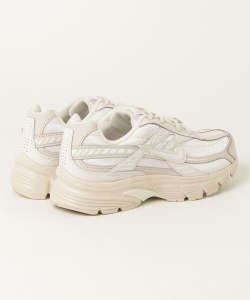 NIKE（ナイキ）の「ナイキ  ナイキ ウィメンズ イニシエーター（スニーカー・レディース・ベージュ・25.0cm/23.0cm/24.0cm/24.5cm/23.5cm）」の2枚目の写真