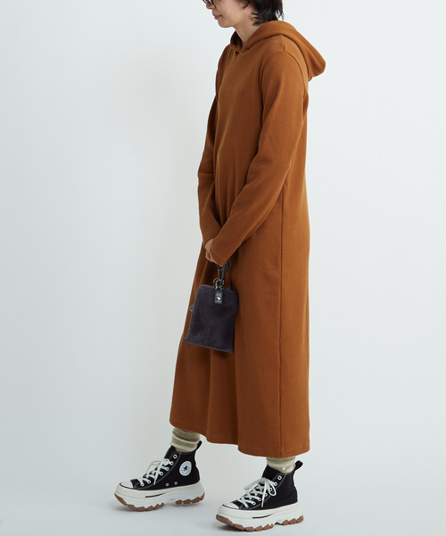 CONVERSE TOKYO（コンバーストウキョウ）の「RIB HOODIE DRESS（ワンピース・レディース・キャメル/チャコールグレー・FREE）」の3枚目の写真