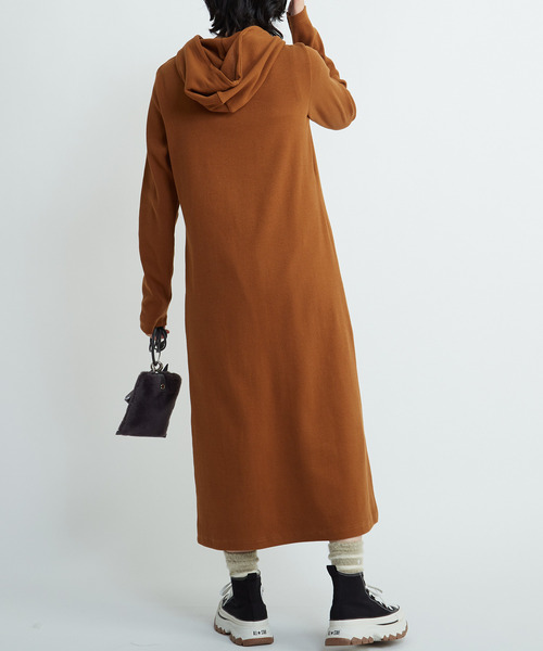 CONVERSE TOKYO（コンバーストウキョウ）の「RIB HOODIE DRESS（ワンピース・レディース・キャメル/チャコールグレー・FREE）」の5枚目の写真