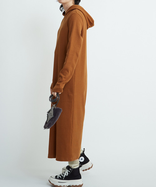 CONVERSE TOKYO（コンバーストウキョウ）の「RIB HOODIE DRESS（ワンピース・レディース・キャメル/チャコールグレー・FREE）」の6枚目の写真