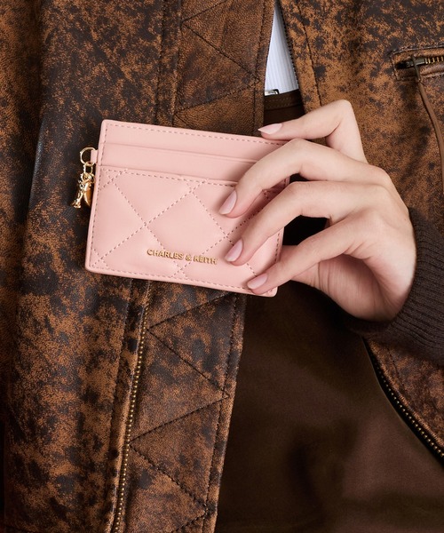 CHARLES & KEITH（チャールズ & キース）の「Arrietty アリエッティ キルトボウハートチャーム カードホルダー（カードケース・レディース・ライトピンク/ブラック/クリーム・XXS）」の19枚目の写真