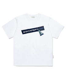 ESCAPEFROM（エスケープフロム）の「Blue Tape Logo Print Overfit Short Sleeve Tee White（Tシャツ/カットソー・メンズ）」
