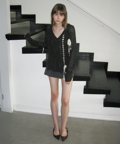 SINOON（シヌーン）の「Low-Waist Pleated Mini Skirt (Grey)（スカート・レディース・グレー・SMALL/MEDIUM）」の3枚目の写真