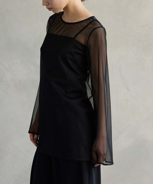 AIMER（エメ）の「高密度チュールスリットスリーブブラウス（シャツ/ブラウス・レディース・グレイッシュベージュ/ブラック/グレー・MEDIUM）」の2枚目の写真