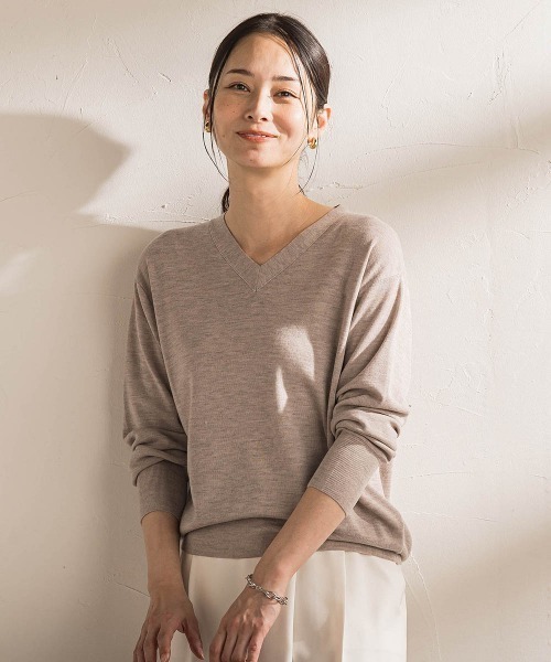 LAUTREAMONT（ロートレアモン）の「Brisbane Vネックニットプルオーバー≪11号あり≫（ニット/セーター・レディース・ブルー/ブラック/ピンク/オフホワイト/ライトブルー/パープル/グリーン系その他/ピンク系その他/ベージュ・9号/11号）」の3枚目の写真