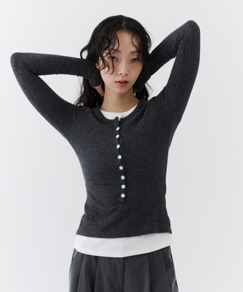 NUJOH(ヌゾ)の「Layered Rib Henley Tee / レイヤードリブヘンリーティー(Tシャツ/カットソー・レディース・グレー/チャコールグレー/ブラック・FREE)」の2枚目の写真