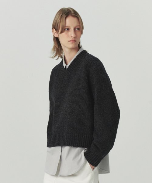 LEVAR（レバー）の「Multi-Boucle V-Neck Knit - Charcoal（ニット/セーター・レディース・チャコールグレー・FREE）」の2枚目の写真